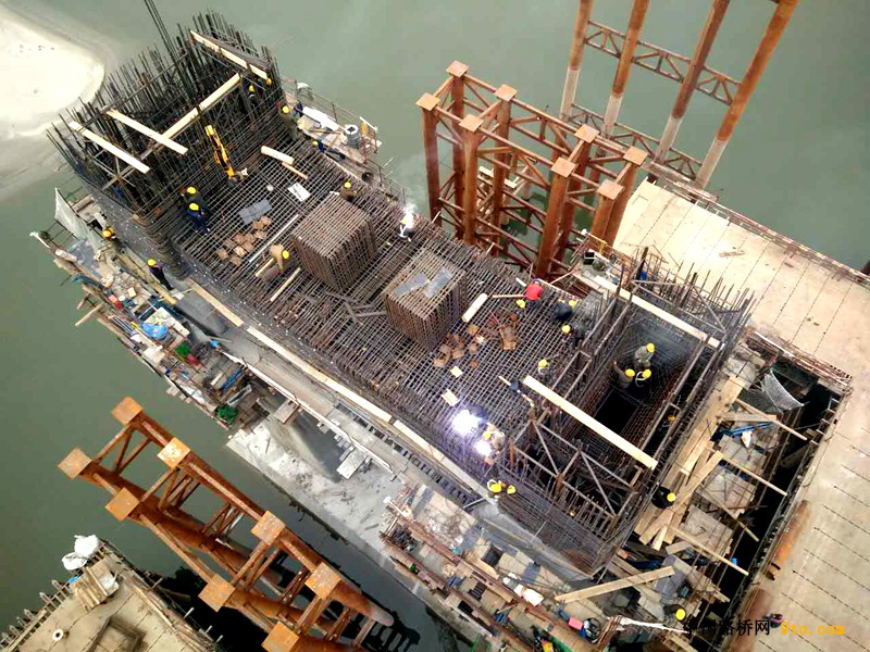點擊打開原圖 9、主塔下橫梁施工