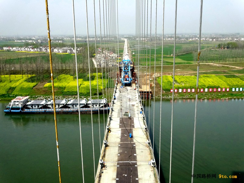點擊打開原圖 12大橋纜索掛索施工